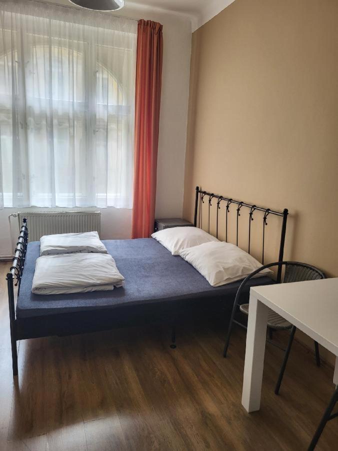 Pension Sunflower Прага Екстериор снимка